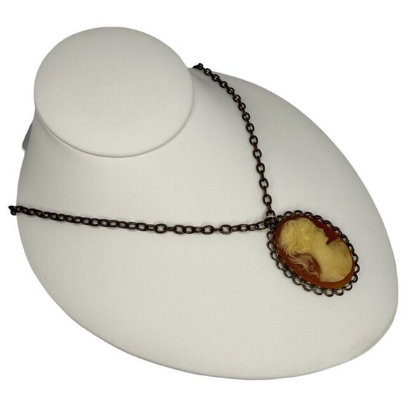 VTG Cameo Woman Sillouette Pendant Brass Necklace 22"  Cottagecore Trendy - Picture 4 of 14